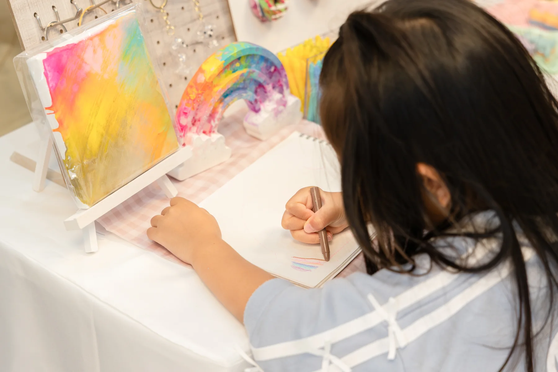会場でカラフルな絵を描く子ども